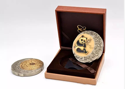 中国熊猫金币发行三十五周年双色铜纪念章